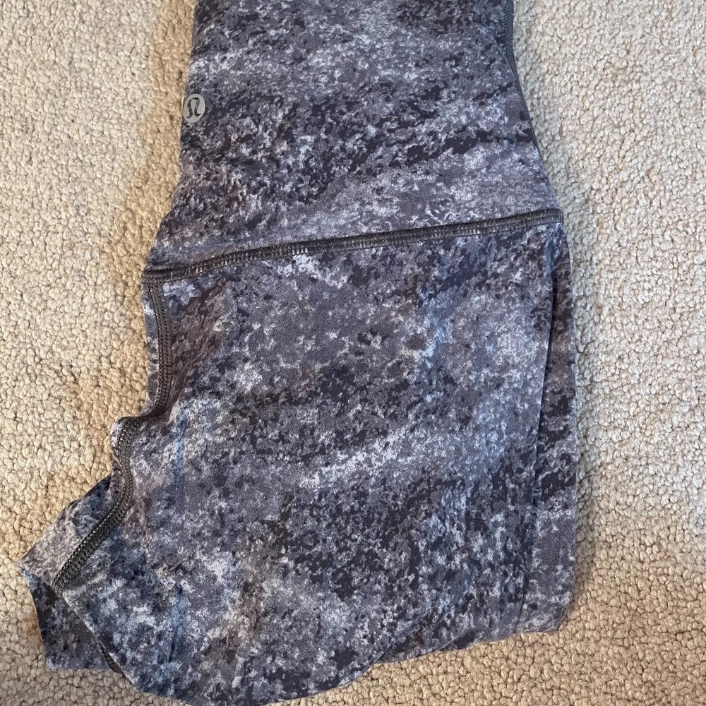 LULULEMON SIZE 4 ALIGN LEGGINGS IN GRAY PRINT